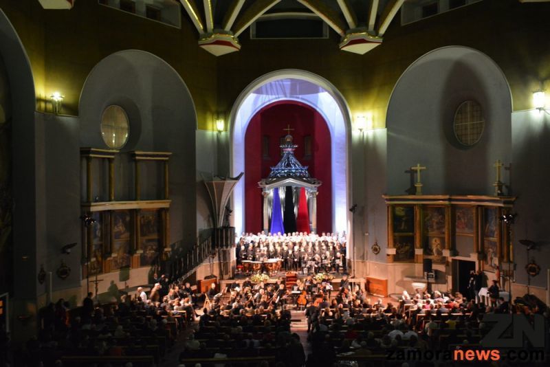 Un concierto multitudinario y único con la presencia estelar de Monserrat Martí Caballé y Luis Santana cierra el Congreso Nacional de Cofradías de Semana Santa