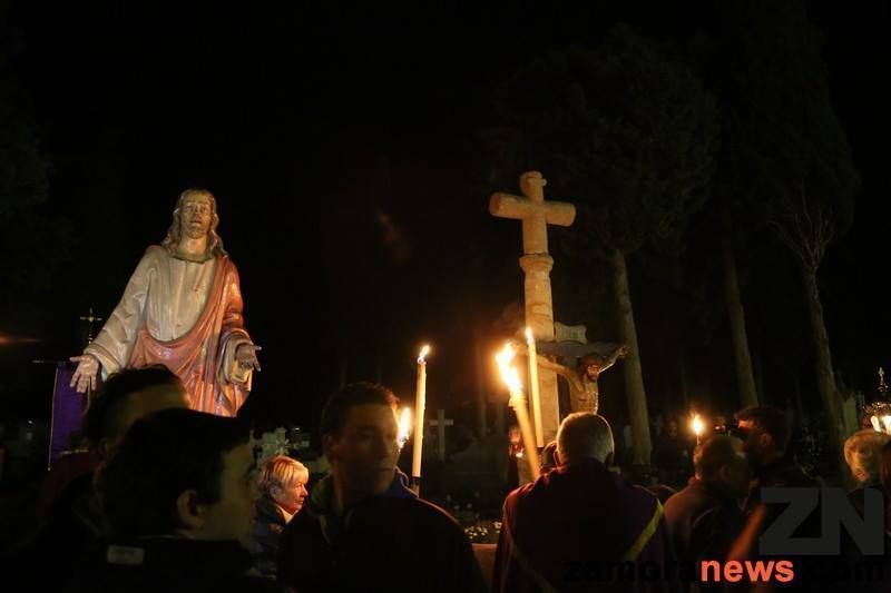 Jesús de Luz y Vida acompaña a la Cofradía de las Ánimas en el rezo del Rosario en el Cementerio de San Atilano mañana jueves