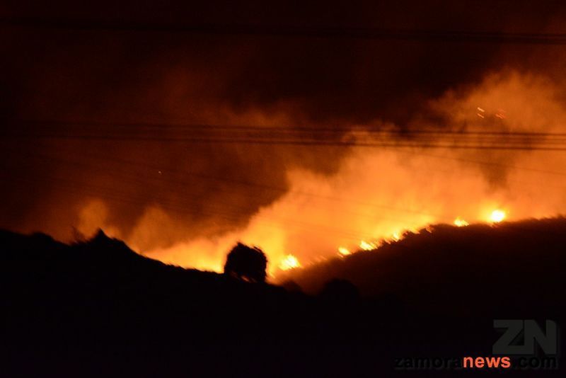 Una posible reproducción del incendio de Villalcampo mantuvo a los equipos de extinción la pasada madrugada de nuevo en jaque