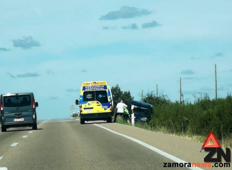 Un conductor resulta herido tras salirse de la carretera en el cruce de Vivinera