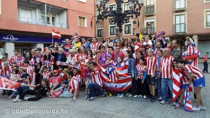 Aficionados al Atlético de Madrid celebran la victoria de la liga en Benavente