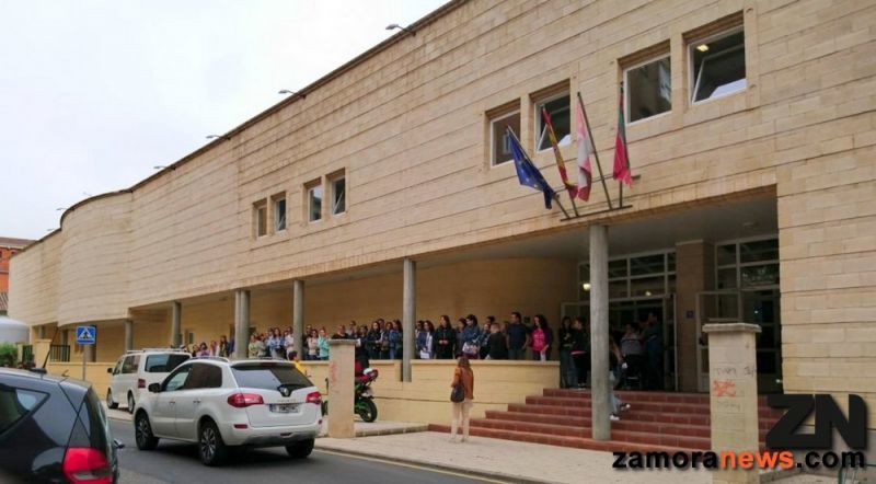 Colas para apuntarse a los cursos de natación, aquagim, yoga y pilates en la piscina climatizada de los Almendros