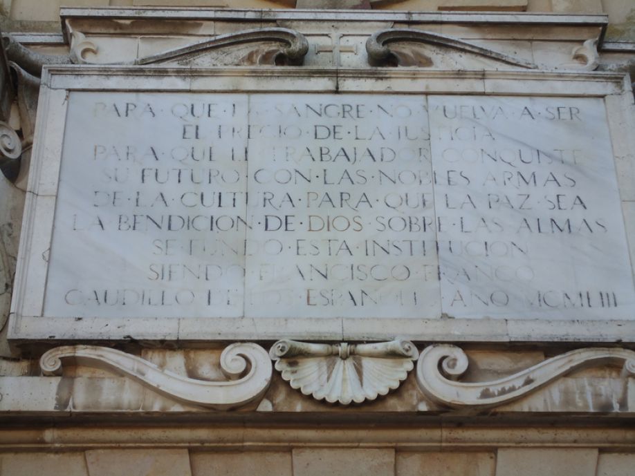 Placa franquista de la Universidad Laboral.