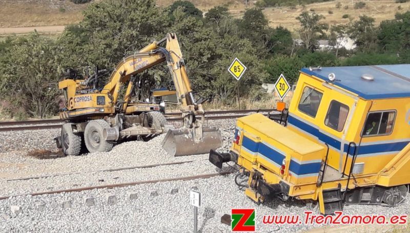 Una bateadora que trabajaba en las obras del AVE descarrila en la bifurcación de Valorio sin causar heridos