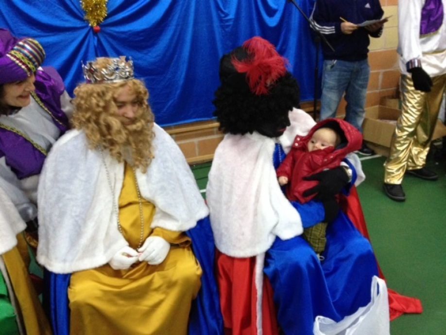 Los Reyes Magos junto a un bebé.
