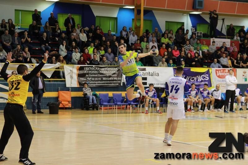 El MMT Seguros Balonmano Zamora vence con claridad en el primer partido del año a un Cisne de Pontevedra luchador y tenaz 31-25