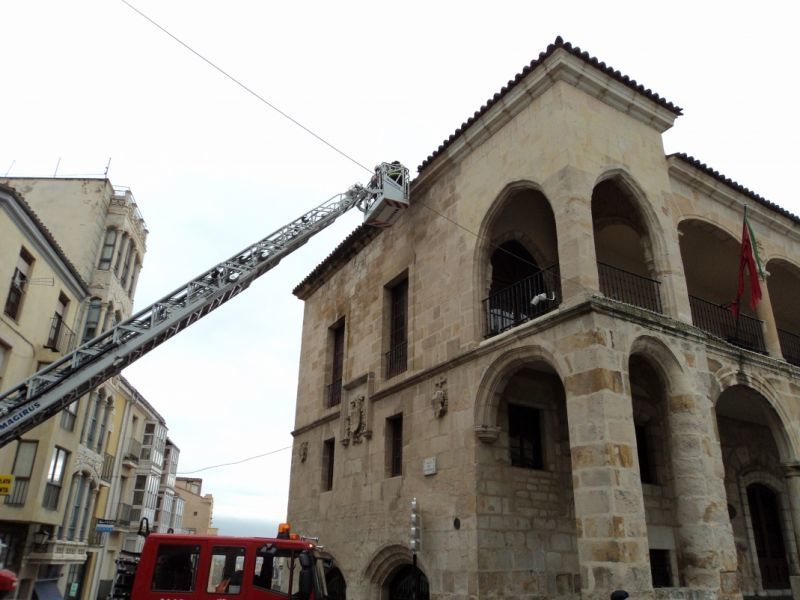 Los bomberos, en una intervención en la Plaza Mayor.