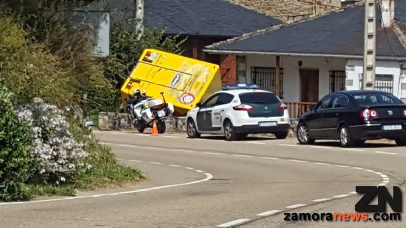 Un camión de reparto vuelca en Galende