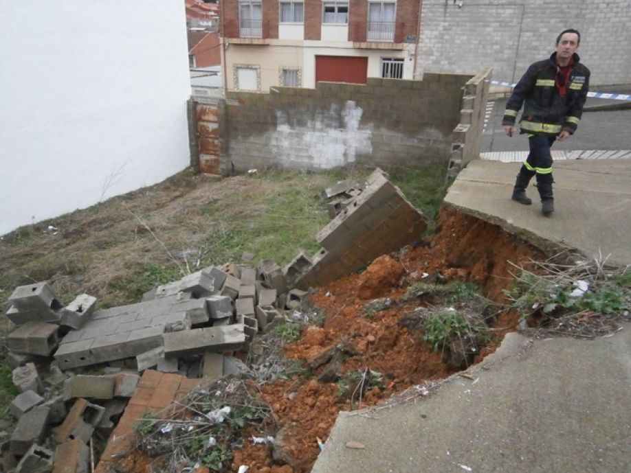 Los Bomberos y la Policía de Benavente aseguraron la calle Navia tras la caída de una tapia. (Foto: Interbenavente)