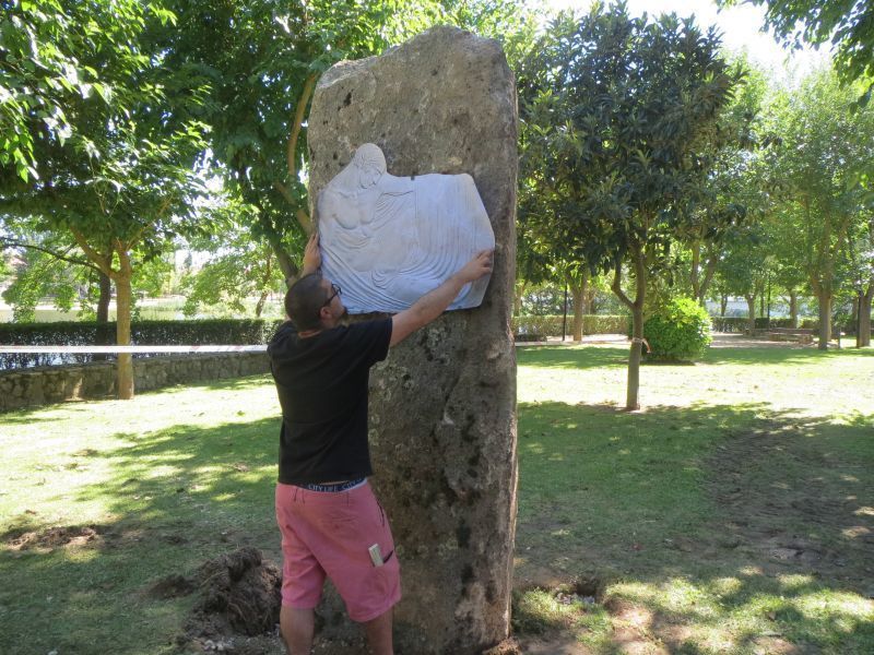 Instalada la piedra del memorial por las víctimas de la Guerra Civil