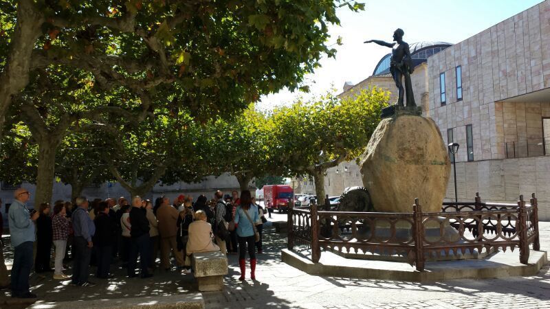 Un grupo de turistas en la plaza de Viriato.