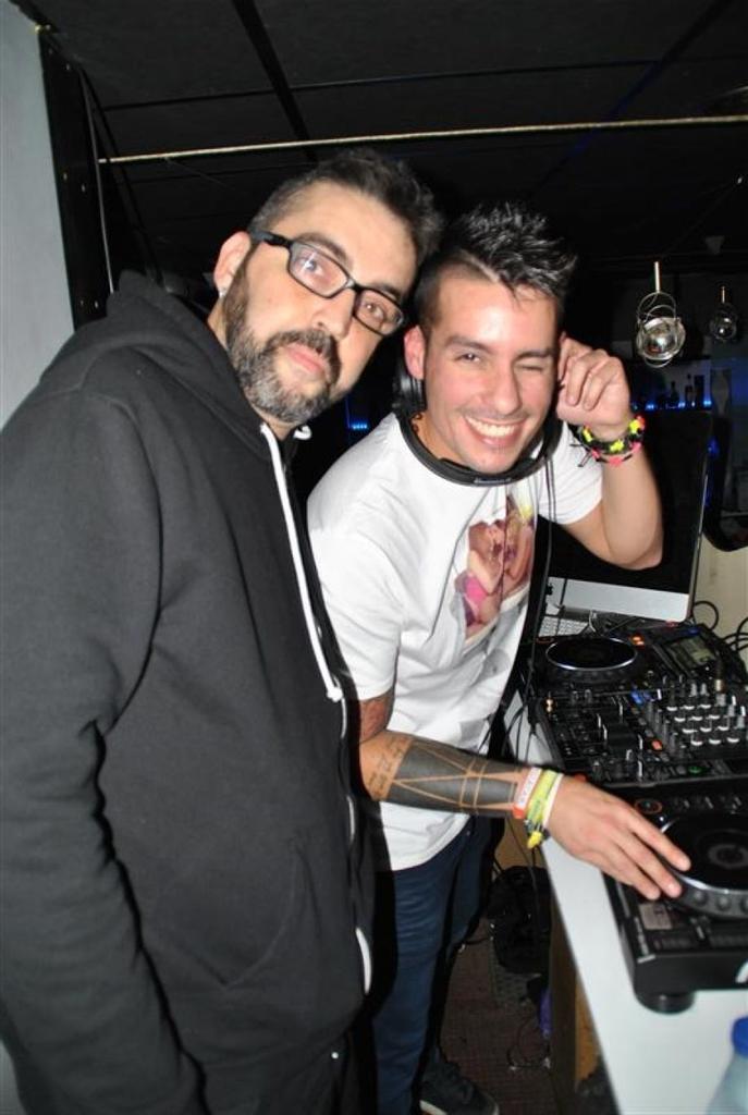 Dj Neil y Sergei Rez en cabina.