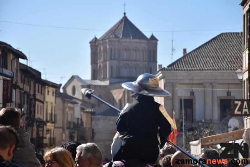 Toro vive en la calle su Domingo Gordo de Carnaval, Parodias y Murgas abarrotan el centro y la Plaza Mayor se convierte en un gran hervidero de gente