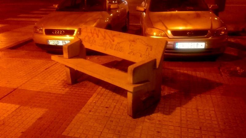 No hay fin de semana sin vándalo suelto, que culpa tendrán los bancos..."los de sentarse"