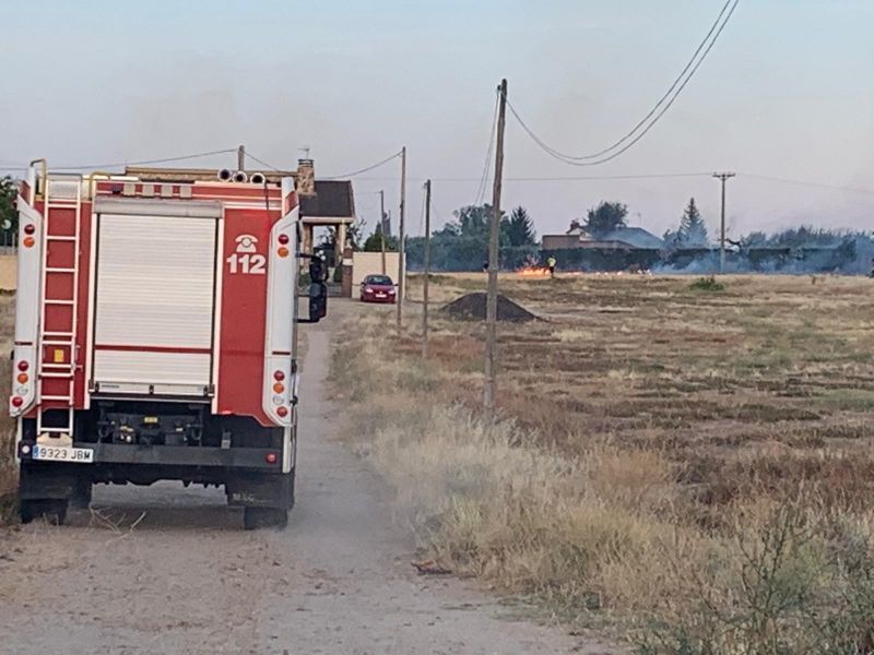 Los Bomberos acuden a Morales del Vino a apagar un incendio que se propagaba rápidamente debido al aire