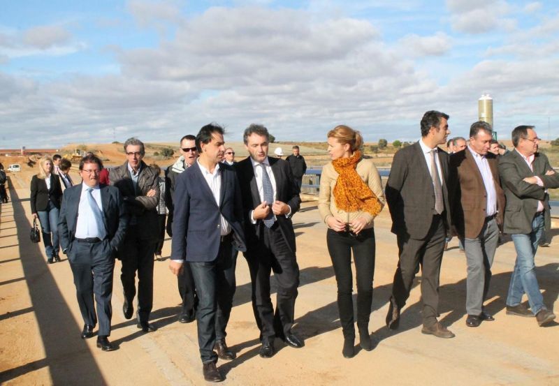 Las autoridades, durante la visita a las obras.