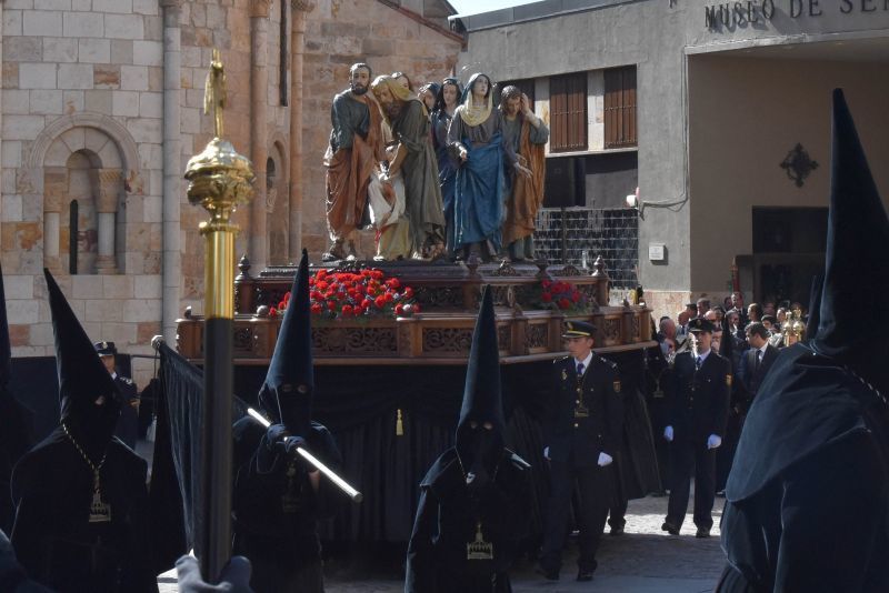 La Policía Nacional escoltando La Conducción al Sepulcro en la tarde del Viernes Santo