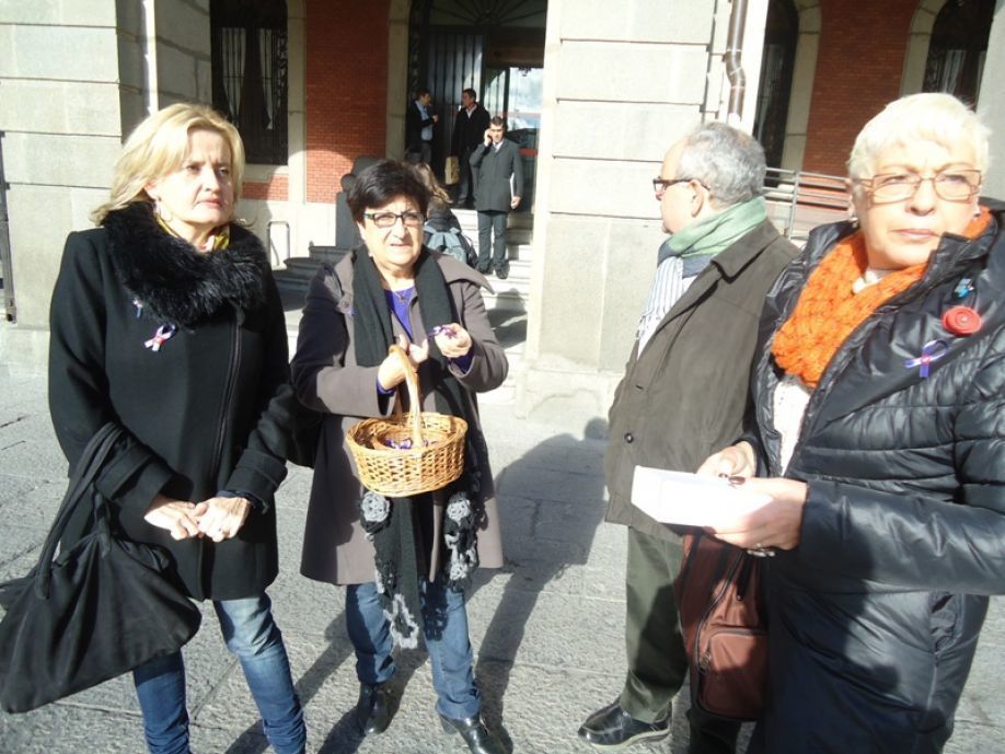 Rominguera, a la izquierda, en el reparto de lazos morados en la Plaza Mayor.