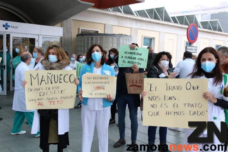 Los sanitarios de Zamora exigen la retirada del "decretazo" de la Junta, un "homenaje a la explotación laboral"