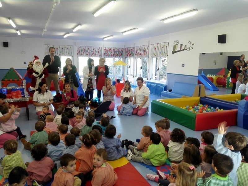 Mayte Martín Pozo felicita las fiestas navideñas a los trabajadores de la Guardería de la Veguilla en Benavente