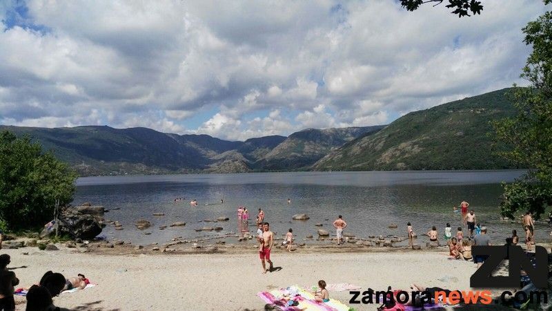 Los zamoranos disfrutan del buen tiempo en el Lago de Sanabria