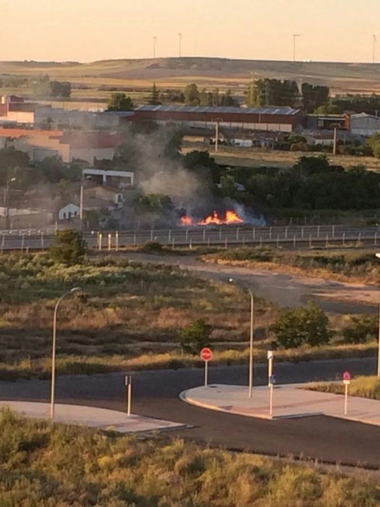 Incendio en las inmediaciones del barrio de Las Llamas.