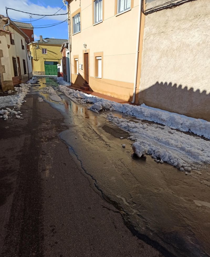 Villabuena del Puente: el peligro de salir a comprar el pan en un pueblo cubierto por la nieve y el hielo
