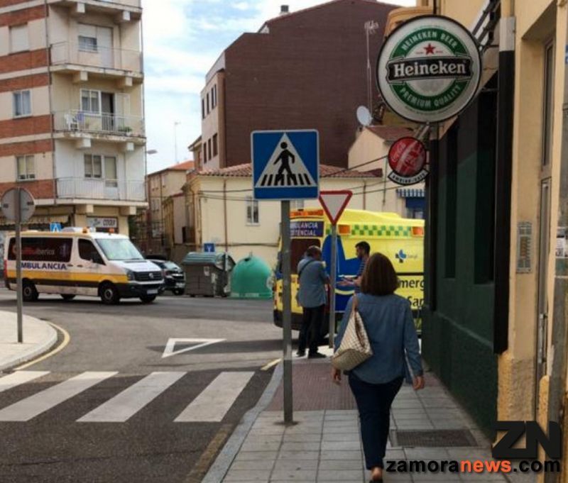 La ayuda y socorro "in situ" del dueño de un establecimiento hostelero libra de males mayores a un varón que se desplomó en la calle