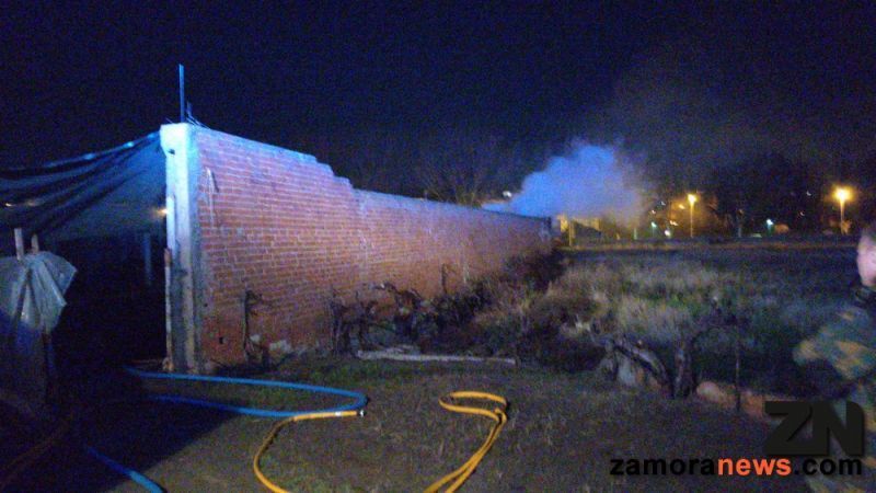 Un incendio al parecer provocado obliga a intervenir a dos dotaciones de bomberos en el Barrio de Pinilla