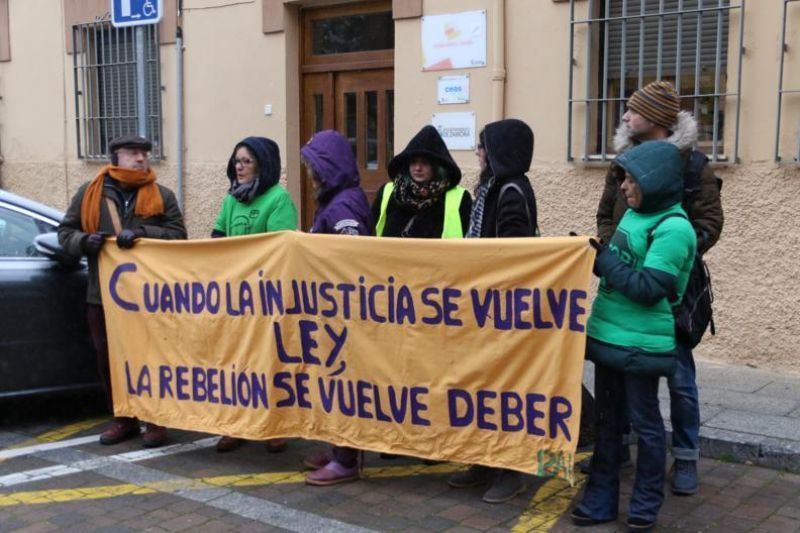 Miembros de PAH Zamora se manifiestan frente al CEAS de San Esteban | Foto Zamora News