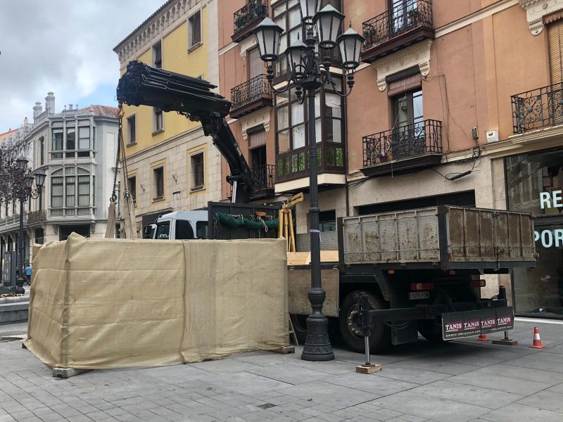 El Ayuntamiento instala la peana del "Adán" de Eduardo Barrón