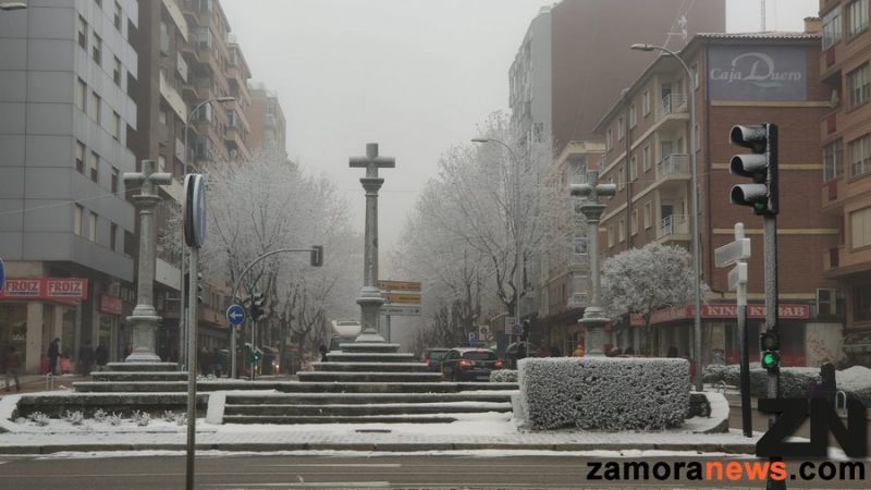 Segundo día de cencellada consecutivo las calles, vías y parques de la ciudad se agarrotan ante tanto hielo y frío