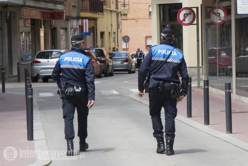 La Policía retira una serpiente de grandes dimensiones que se encontraba en un parque infantil