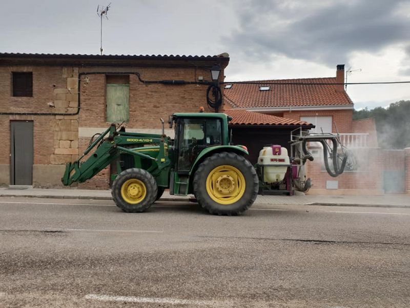 Un tractor desinfecta en Venialbo.