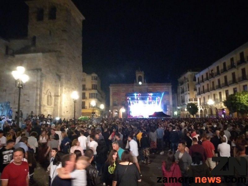 La Plaza Mayor hasta arriba con la Banda Gaudí