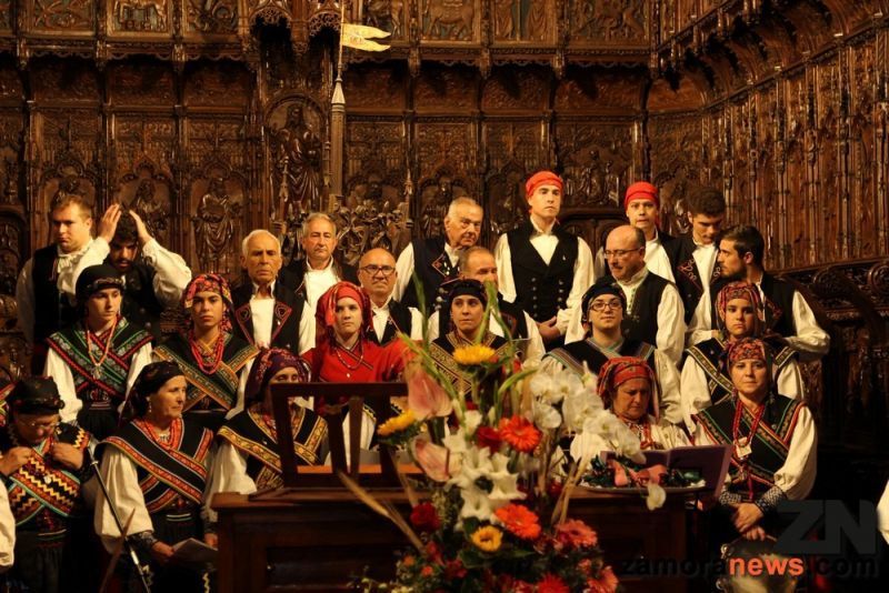 La lluvia desluce el tradicional cortejo para asistir a la misa Tradicional Zamorana pero no el acto en la Catedral de Zamora