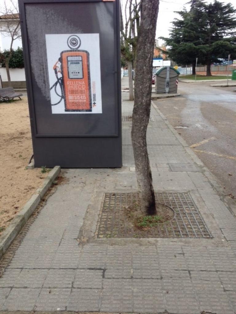 Marquesina que impide el paso de sillas de ruedas en la avenida Reyes Católicos.