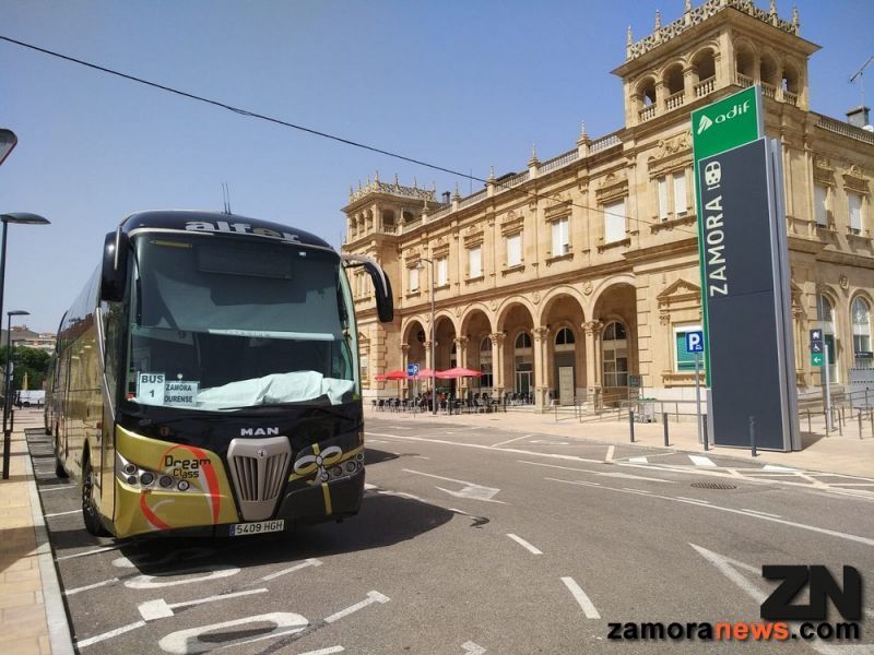 La estación de tren más bonita de España se convierte durante el fin de semana en un ir y venir de autobús
