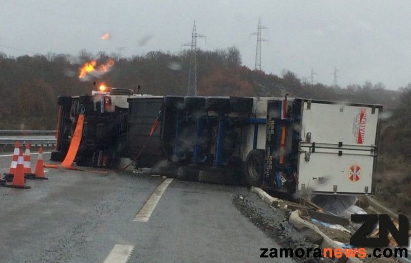 El vuelco de un camión en la A-52 en sentido Benavente a la altura de San Miguel de Lomba corta la autovía. Alternativa N525