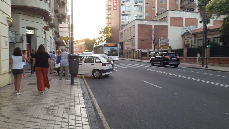 Susto en Alfonso IX cuando un vehículo ha cruzado el carril con doble línea contínua para meterse en la zona de los pinchos