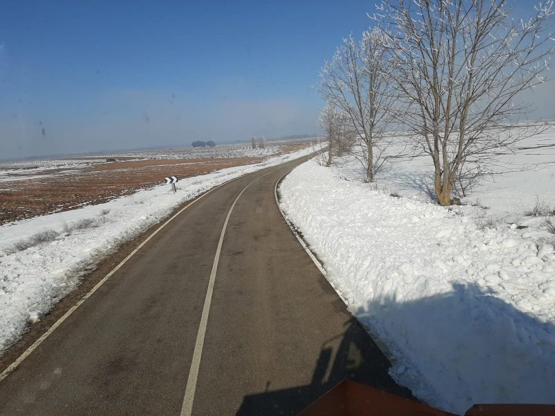Los operarios de la Diputación retiran restos de la nevada en otras 29 carreteras provinciales