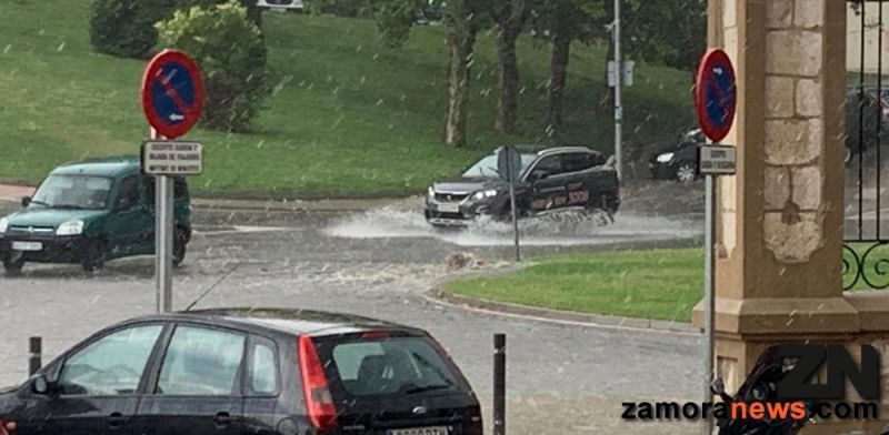 Tremenda tormenta de agua, aparato eléctrico y granizo en Zamora, la entrada a la Estación del Ferrocarril es la más afectada de momento