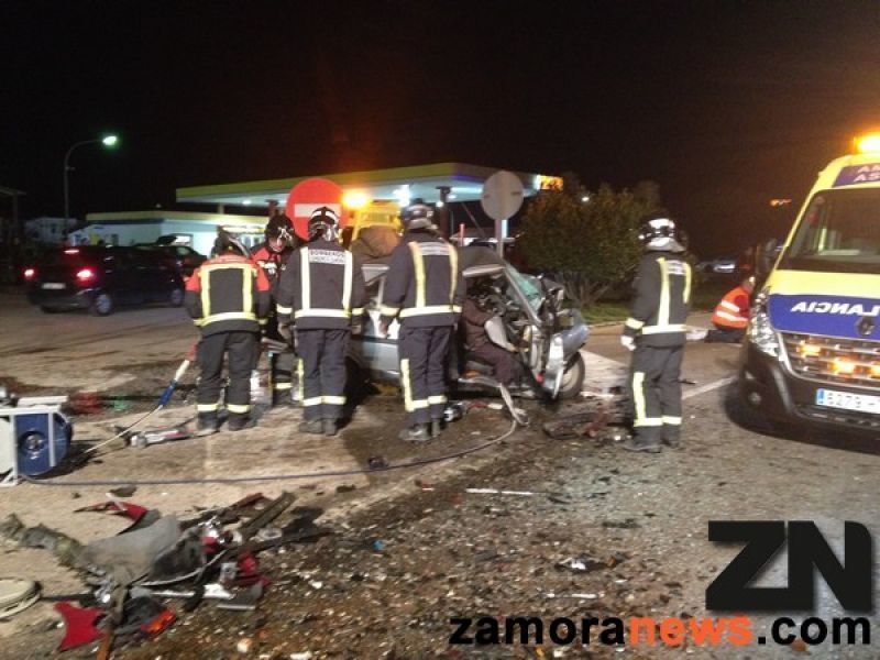 Bomberos excarcelando los cuerpos sin vida del Citroen CX