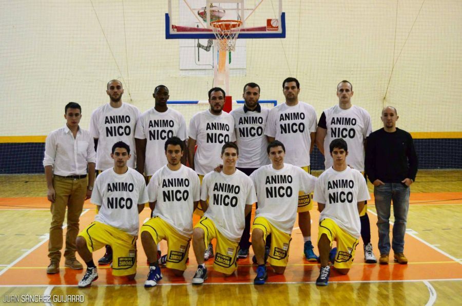 La plantilla del Vírgen de la Concha con camisetas de apoyo a Bodic.