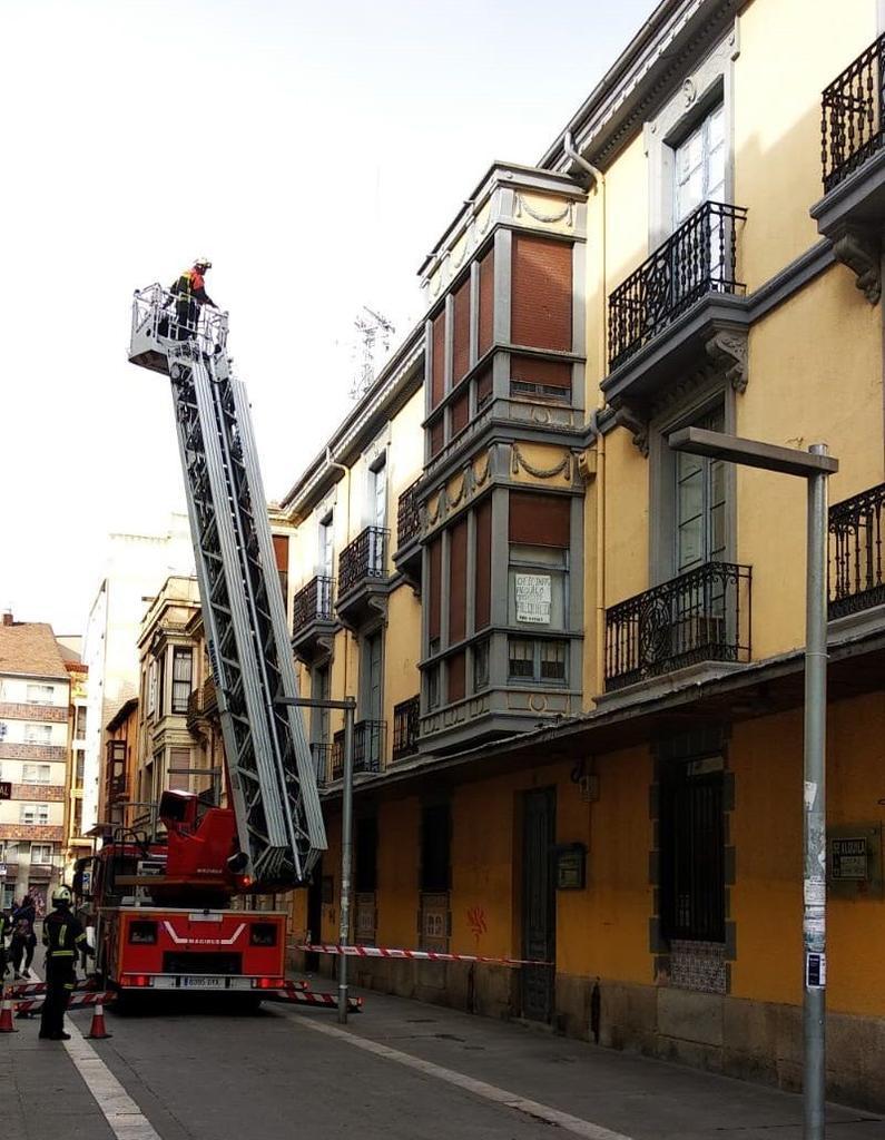 El desprendimiento de cascotes obliga a actuar a los bomberos de Zamora en la calle Benavente