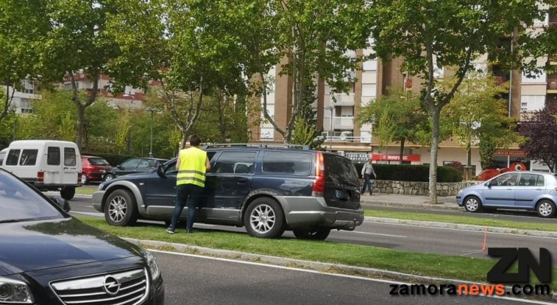 Colisión entre dos turismos en la Avda. Requejo cruce con Calle Argentina que se salda con dos heridos, también otro accidente de nuevo en Cardenal Cisneros