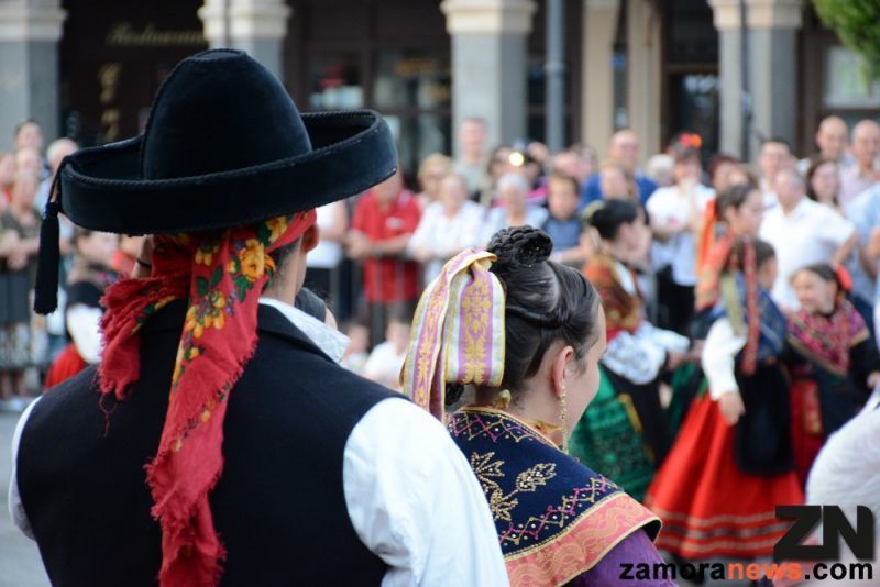 Don Sancho hace provincia en la Plaza Mayor