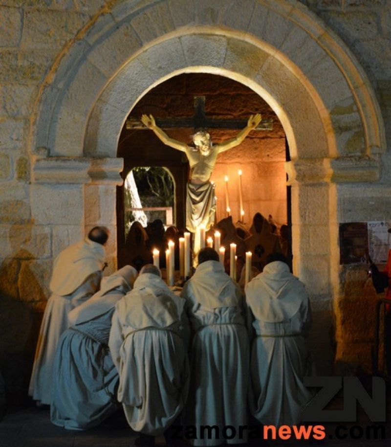 La lluvia respeta el paso del Cristo del Espíritu Santo por las calles