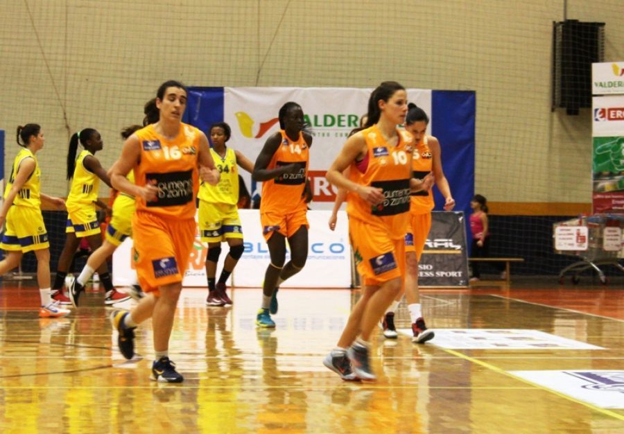 Las jugadoras se retiran abatidas a un tiempo muerto.