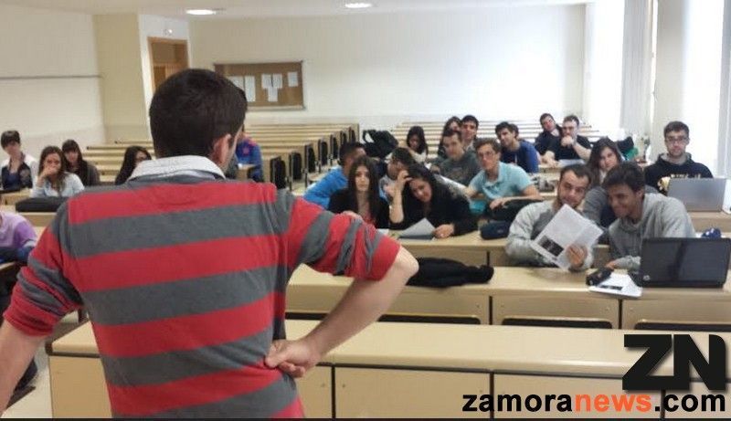Alumnos de primero de Magisterio en una de las aulas del campus Viriato.